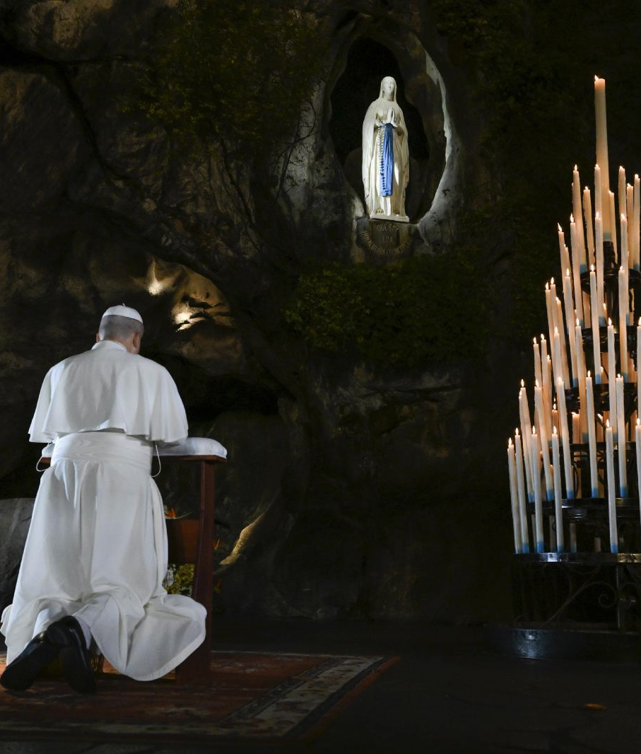 Pildorasdefe's tweet photo. ¿Qué le dirías a María en silencio?
Ayer en Lourdes, el Papa nos enseñó cómo.

El Papa León XIV se arrodilló ante la gruta donde está la imagen de Nuestra Señora de Lourdes, esa misma donde santa Bernadette Soubirous vio a la Virgen en 1858.

Allí, el Santo Padre permaneció en oración cerca de cuatro minutos. Luego tocó la roca y bebió un vaso de agua del manantial.

Repitió el gesto que la Virgen pidió a Bernardita: “Ve a beber a la fuente y lávate allí”.

Primero rezó en silencio ante María, luego bebió del agua y colocó un cirio en el candelabro.

Allí encomendó a Francia, pidió para el país el don de la concordia fraternal y dirigentes sabios y generosos. 

Y tuvo un principal afecto por el pueblo; rogó que los más desdichados y los más pobres cuenten siempre con apoyo.

Al final depositó la Rosa de Oro a los pies de la Inmaculada.

Si el Papa necesitó 4 minutos de silencio para encontrar palabras, ¿cuánto silencio necesitas tú hoy para volver a escuchar a tu Madre?

Volvamos a Ella, María, que es Madre, y sabe dar el mejor de los consuelos.

🙌