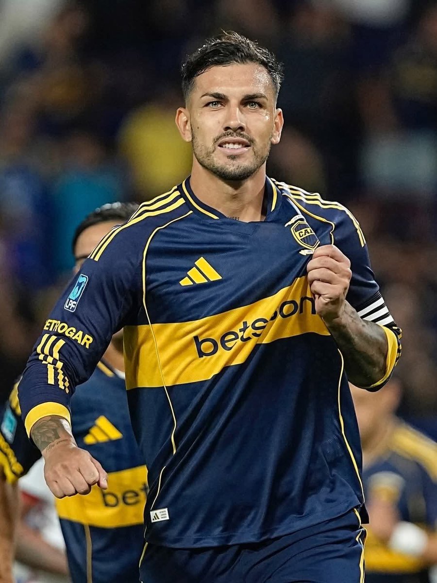 molimoliro's tweet photo. Imagínate nacer con esa cara 
Ser argentino y encima jugar en el mejor equipo del mundo 
No podés ser tan perfecto pendejo 💙💛 https://t.co/uMoX33e4tq