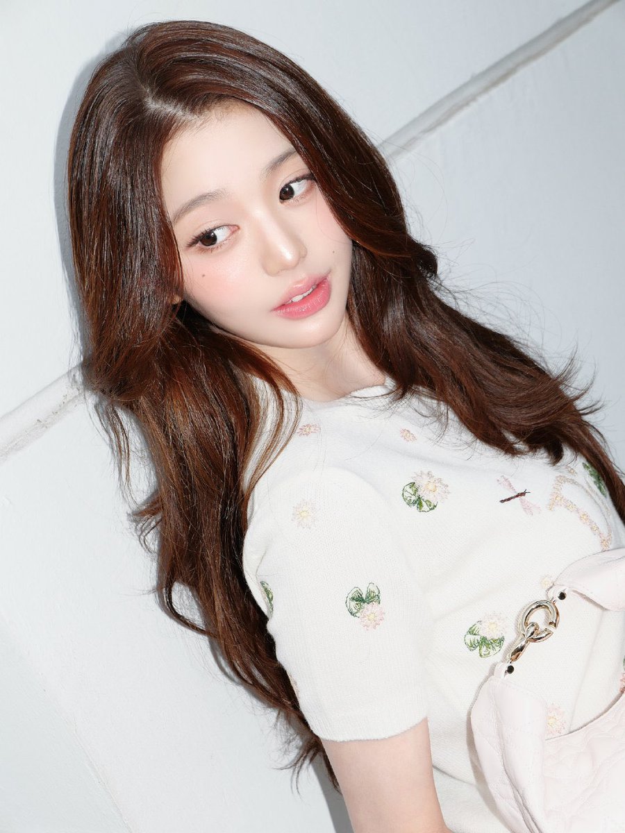 WonyoungGlobal's tweet photo. 📸 [PHOTO] 260928 Jang Wonyoung Instagram update | DiorSS27

💌 @dior 💐🩶
#Dior #DiorSummer27

🎵 SZA - Love Me 4 Me

WONYOUNG EN ROUTE
#ParisBoundWonyoung
#JANGWONYOUNG
#WONYOUNG
#DiorSS27 @Dior https://t.co/JjqhXYK4LR