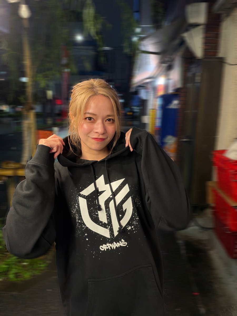 ha_k3's tweet photo. #Mリーグ × #FRGMT の 
コラボパーカーをいただきました！

いつもはぴったりサイズを選ぶのですが、ゆるっと着たくてLサイズをチョイスしましたー！
１枚でも可愛いし、もう少し寒くなってきたら、中にタートルネック着ても良し◎
ニット帽とかキャップも絶対可愛いので色々着回します🖤

おそろしよー🖤

そして今夜もMリーグよろしくお願いします！

https://t.co/RccreU98CG
