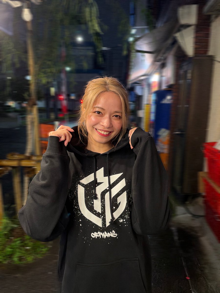 ha_k3's tweet photo. #Mリーグ × #FRGMT の 
コラボパーカーをいただきました！

いつもはぴったりサイズを選ぶのですが、ゆるっと着たくてLサイズをチョイスしましたー！
１枚でも可愛いし、もう少し寒くなってきたら、中にタートルネック着ても良し◎
ニット帽とかキャップも絶対可愛いので色々着回します🖤

おそろしよー🖤

そして今夜もMリーグよろしくお願いします！

https://t.co/RccreU98CG