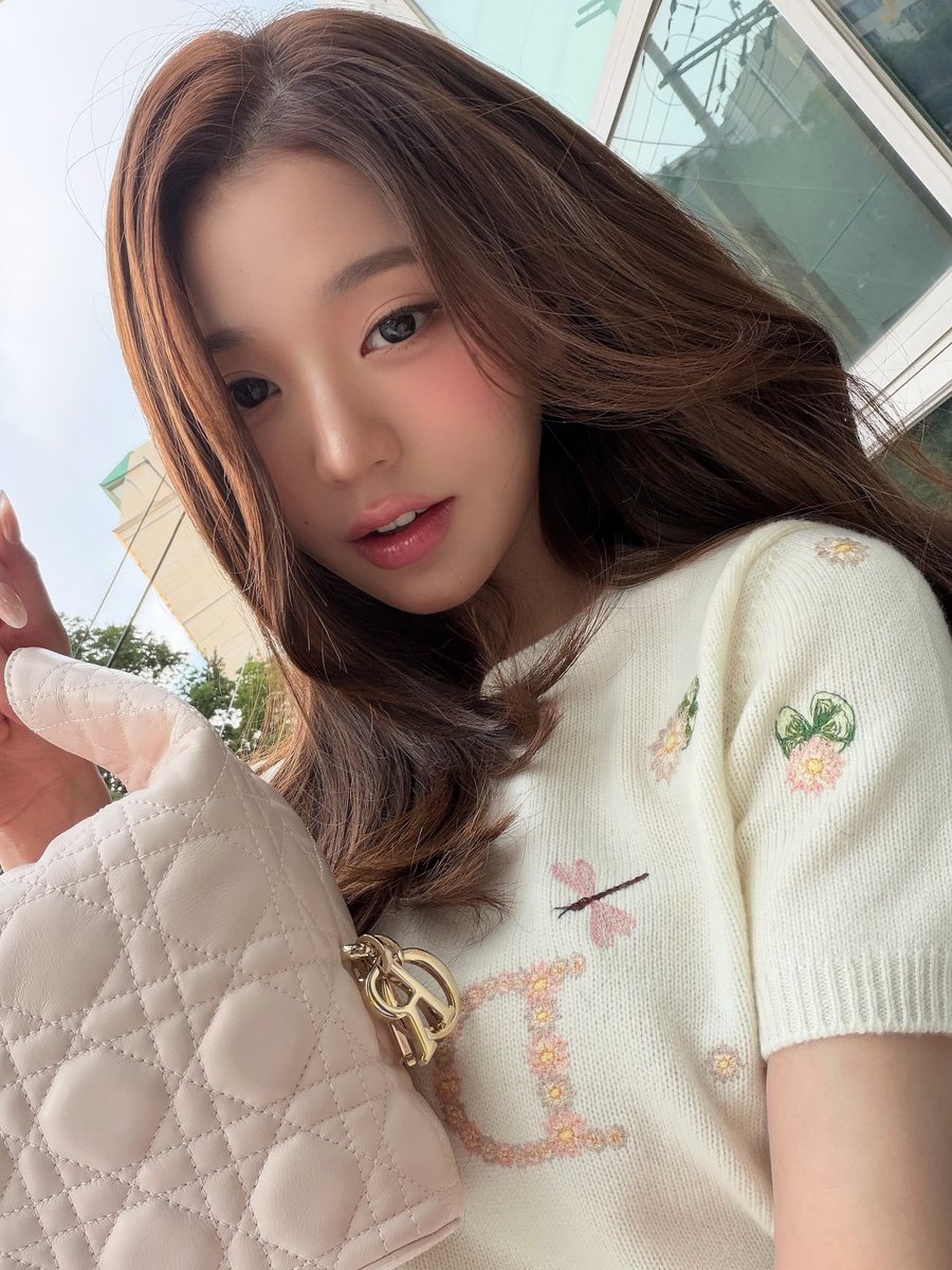 wonyoungdollz's tweet photo. Her happiness is everything we need ✨

WONYOUNG EN ROUTE #ParisBoundWonyoung #JANGWONYOUNG #WONYOUNG #DiorSS27 @Dior https://t.co/qyuk3fXbDx