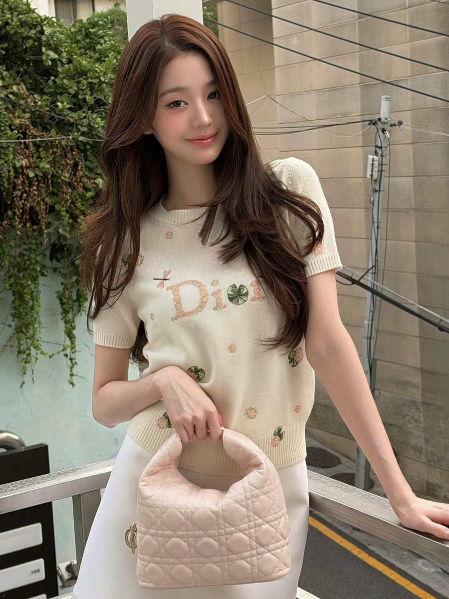 wonyoungdollz's tweet photo. Her happiness is everything we need ✨

WONYOUNG EN ROUTE #ParisBoundWonyoung #JANGWONYOUNG #WONYOUNG #DiorSS27 @Dior https://t.co/qyuk3fXbDx