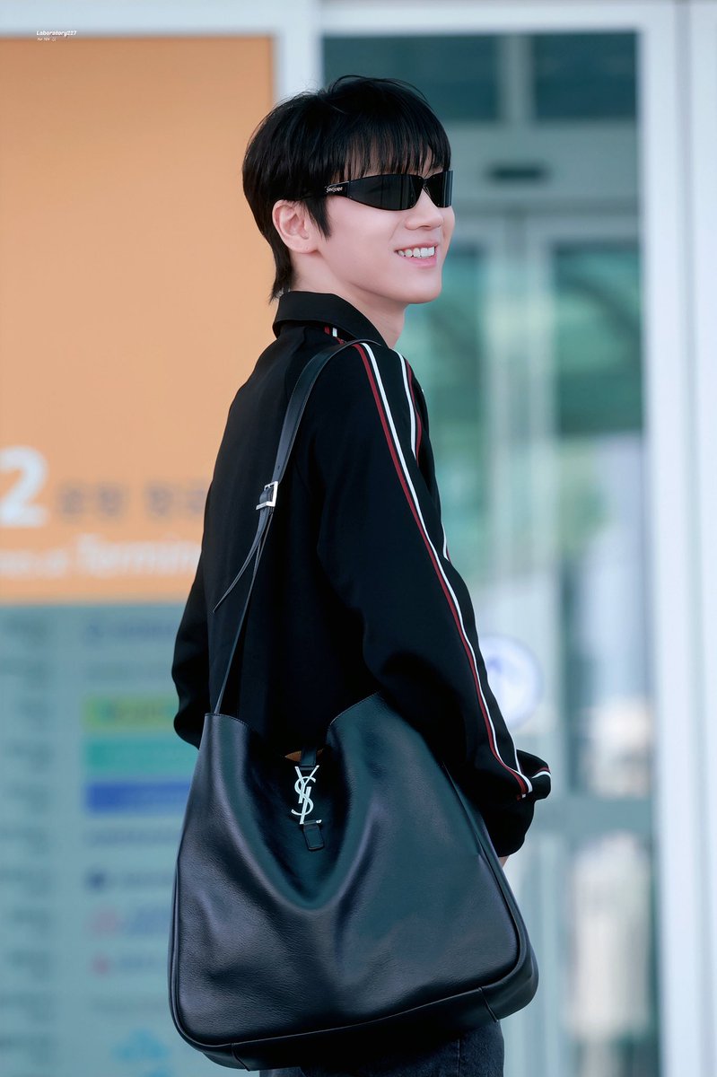 TENzenter's tweet photo. เตนล์ถูกถ่ายภาพที่สนามบิน คาดว่าขณะเดินทางไปชมโชว์ของ Saint Laurent ที่paris 🖤

cr. Laboratory227 
#TENtoParisFashionWeek https://t.co/88R6HnLkcV