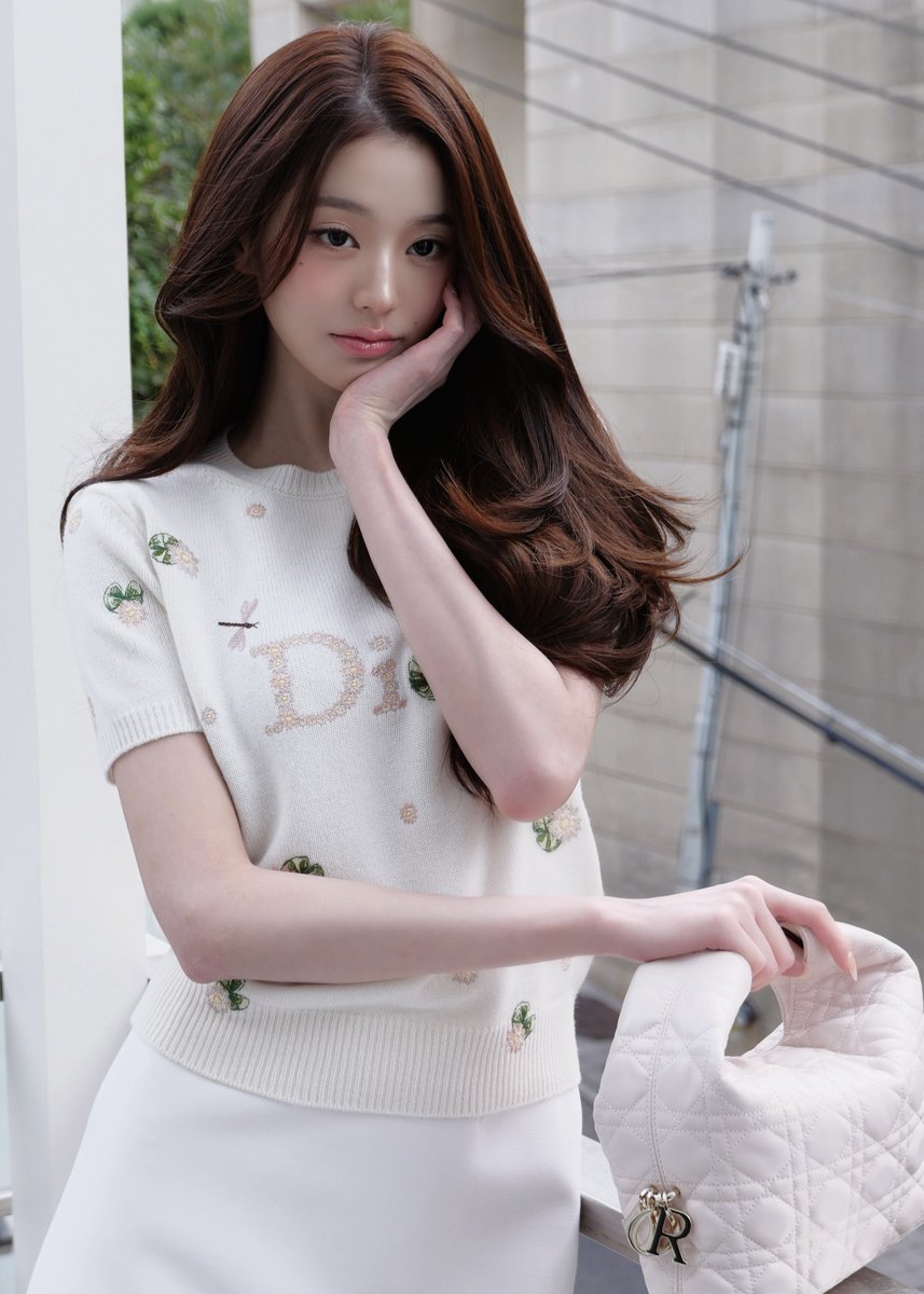 wonyoungdollz's tweet photo. IN LOVE WITH HER

WONYOUNG EN ROUTE #ParisBoundWonyoung #JANGWONYOUNG #WONYOUNG #DiorSS27 @Dior https://t.co/xz9BPSsKWk