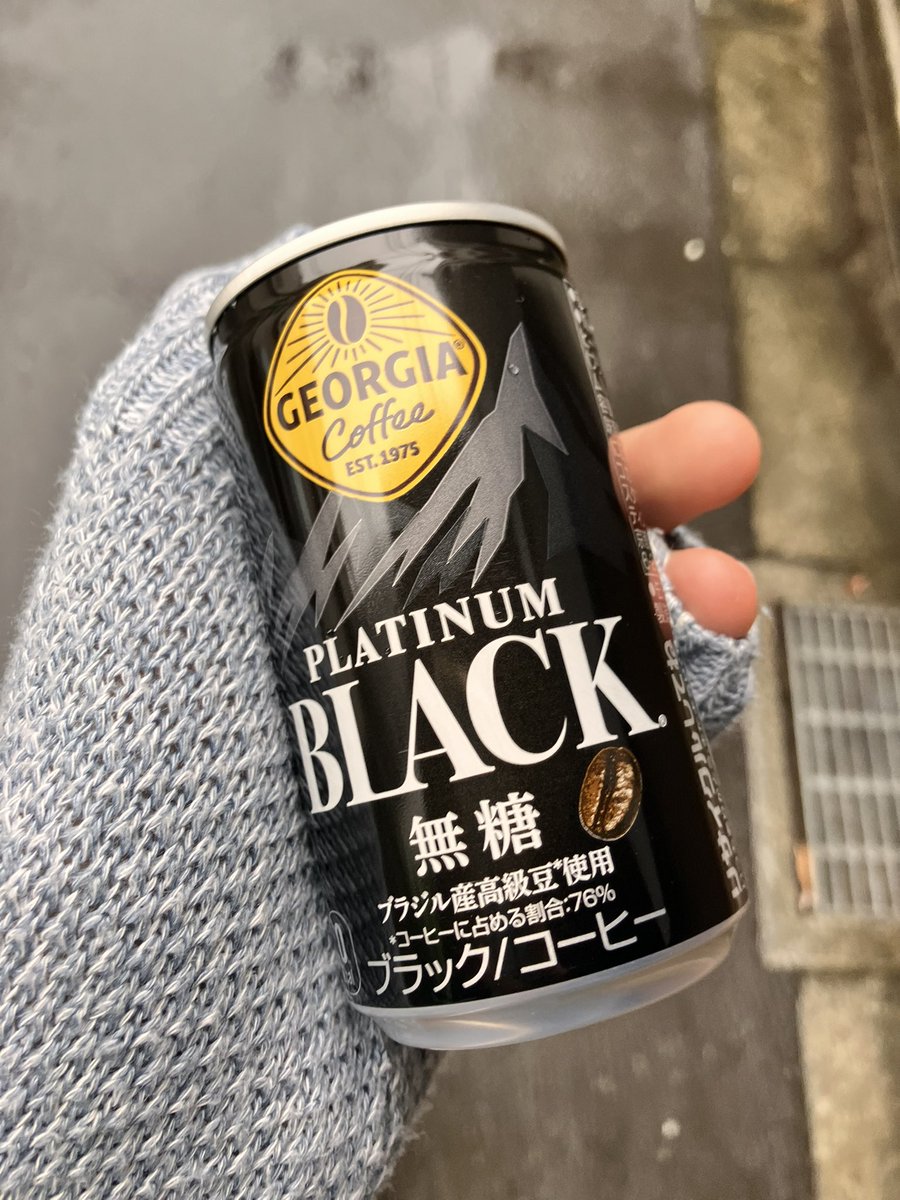 moria3527's tweet photo. ジョージアが自販機にあったから思わず買っちゃった。４枚目は缶が暑すぎて布越しに持つしか無かった私 https://t.co/yIafzrUagS