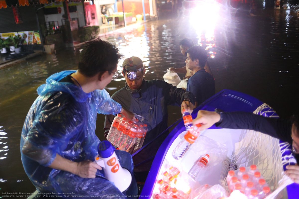 PPLEThai's tweet photo. ❤️‍🩹 [ กระจาย 9 ทีมเข้าพื้นที่ Red Zone ย่านบางกะปิ-ลาดพร้าว-รามคำแหง-กรุงเทพกรีฑา ส่งอาหารและเสบียงถึงมือประชาชน ]
.
ช่วงค่ำเมื่อวานนี้ ถึงช่วงเช้ามืดที่ผ่านมา พรรคประชาชนระดมแกนนำ สส. และทีมงาน เปิดโรงครัวเฉพาะกิจ เร่งปรุงอาหารสด ข้าวกล่อง จัดเตรียมน้ำดื่ม รวมถึงของใช้จำเป็น ก่อนนำขึ้นเรือเข้าพื้นที่น้ำท่วมในย่านบางกะปิ ลาดพร้าว รามคำแหง และกรุงเทพกรีฑา ซึ่งเป็นพื้นที่วิกฤตที่ระดับน้ำท่วมสูงมากของกรุงเทพมหานคร
.
จากการลงพื้นที่และรับแจ้งข้อมูล ภาพรวมความเดือดร้อนของประชาชนอยู่ในขั้น ‘วิกฤต’ ระดับน้ำหลายจุดท่วมสูงตั้งแต่หัวเข่าจนถึงระดับหน้าอก คอนโด หอพัก และแฟลตหลายแห่ง ถูกตัดกระแสไฟฟ้าและน้ำประปามาแล้ว 2-3 วัน ร้านสะดวกซื้อในซอยอาหารหมดเกลี้ยง ประชาชนไม่สามารถใช้ห้องน้ำได้
.
ผู้ที่ติดอยู่ด้านในจำนวนมากเป็นกลุ่มเปราะบาง ทั้งผู้สูงอายุ ผู้ป่วยติดเตียง เด็กเล็กที่กำลังป่วย และสัตว์เลี้ยง ซึ่งไม่สามารถลุยน้ำออกมาได้ โดยสิ่งที่ประชาชนต้องการด่วนที่สุดคืออาหาร ข้าวกล่อง, น้ำดื่มสะอาด, ถุงดำ (สำหรับขับถ่าย), ยารักษาน้ำกัดเท้า-ยาแก้แพ้ และกระสอบทราย
.
เพื่อกระจายความช่วยเหลือให้เข้าถึงพื้นที่ที่เดือดร้อนหนักที่สุด ทีมพรรคประชาชนได้แบ่งกำลังออกเป็น 9 ทีม ปูพรมเข้าพื้นที่ Red Zone ดังนี้
.
📍 1. โซนแฮปปี้แลนด์ - หมู่บ้านเสนาวิลล่า 84 
📍 2. โซนศรีบูรพา - นวมินทร์ - เสรีไทย
📍 3. โซนแฟลตคลองจั่น (หลายอาคารยังขาดน้ำ-อาหารอย่างหนัก)
📍 4. โซนลาดพร้าว 101
📍 5. โซนลาดพร้าว 87
📍 6. โซนซอยลาดพร้าวฝั่งเลขคี่ (ซอย 91, 93, 107, 109, 115, 121 โดยเฉพาะในซอยลาดพร้าว 107 ที่มหาวิทยาลัยรัตนบัณฑิต มีนักศึกษาติดอยู่ในหอพักกว่า 700 คน)
📍 7. โซนซอยลาดพร้าวฝั่งเลขคู่ (ซอย 114, 130, 132, 134 โดยเฉพาะในซอยลาดพร้าว 130 หลายคอนโดและโรงแรมวิกฤตหนักมาก ไม่มีไฟฟ้าใช้ และไม่มีอาหารกินมาหลายวันแล้ว)
📍 8. โซนหัวหมาก - กรุงเทพกรีฑา
📍 9. โซนรามคำแหง (ซอย 26/2, 62, 64, 65, หมู่บ้านสวนสน, ชุมชนสามัคคีพัฒนา, ศูนย์พักพิงโรงเรียนบ้านบางกะปิ, ศูนย์พักพิงศิลปหัตถกรรมโรงเรียนช่างหนัง)
.
พรรคประชาชนและทีมงานในพื้นที่ทุกคนยังคงปักหลักทำงานอย่างต่อเนื่อง เพื่อส่งต่ออาหาร น้ำดื่ม และสิ่งของจำเป็นให้ถึงมือพี่น้องประชาชนที่ยังติดค้างอยู่ตามอาคารและบ้านเรือนอย่างเต็มที่
.
เราขอส่งกำลังใจและพร้อมยืนหยัดสู้เคียงข้างพี่น้องชาวกรุงเทพฯ จนกว่าสถานการณ์จะคลี่คลาย