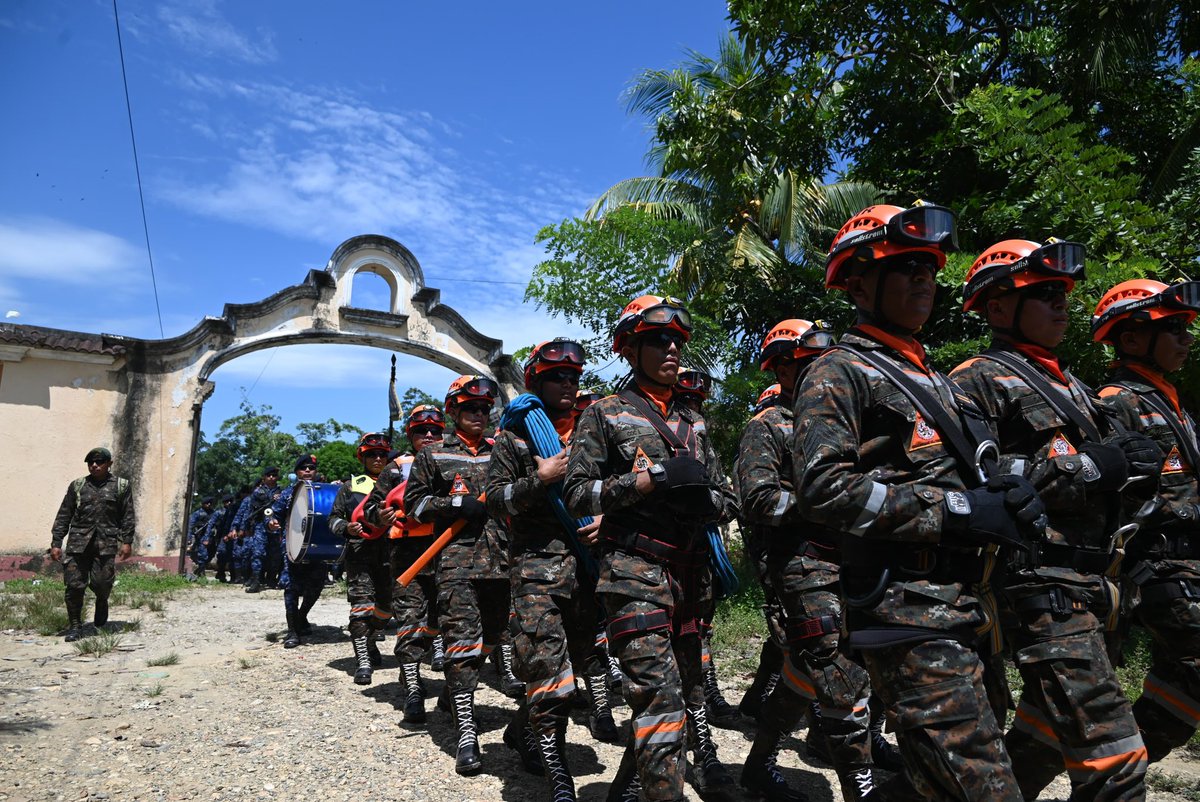 Ejercito_GT's tweet photo. Compartiendo momentos con alegría junto a la población guatemalteca. 🥳🎉

Unidades del Ejército realizaron actividades lúdicas y un desfile en las aldeas Los Cerritos y San Vicente de Paúl, Morales, #Izabal, en una jornada llena de alegría, convivencia y momentos especiales junto a las familias guatemaltecas.

Este tipo de actividades acerca al Ejército con las comunidades y crea espacios de convivencia que consolidan el vínculo con la población.

#EjércitoGT #EstamosCumpliendo