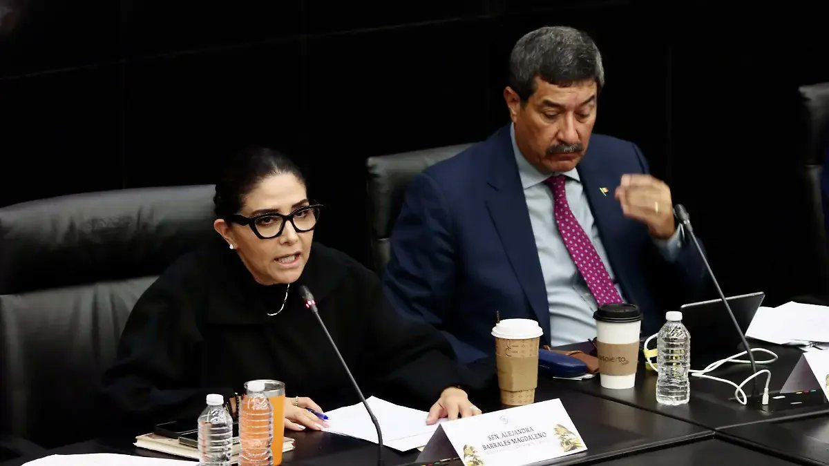 politicomx's tweet photo. 📄⭕ Ajustan la llamada “Ley Antimemes” en el Senado: acotan penas, pero la oposición advierte censura a la sátira

👉🏽 https://t.co/vfbDygjDgU

Tras la controversia generada por un eventual atentado a la libertad de expresión, comisiones del Senado matizaron la reforma al artículo 403 Bis para precisar que el uso ilícito de símbolos e identidades oficiales solo se sancionará de 1 a 5 años de prisión si se realiza "a escala comercial" y con la intención de engañar.

Pese a la modificación, legisladores de oposición exigieron blindar expresamente el periodismo y la parodia. @RicardoAnayaC (PAN) acusó que la iniciativa busca "prohibir que haya críticas al gobierno", mientras que @Ale_BarralesM (MC) la calificó como una "censura disfrazada" contra creadores de contenido y humoristas políticos.