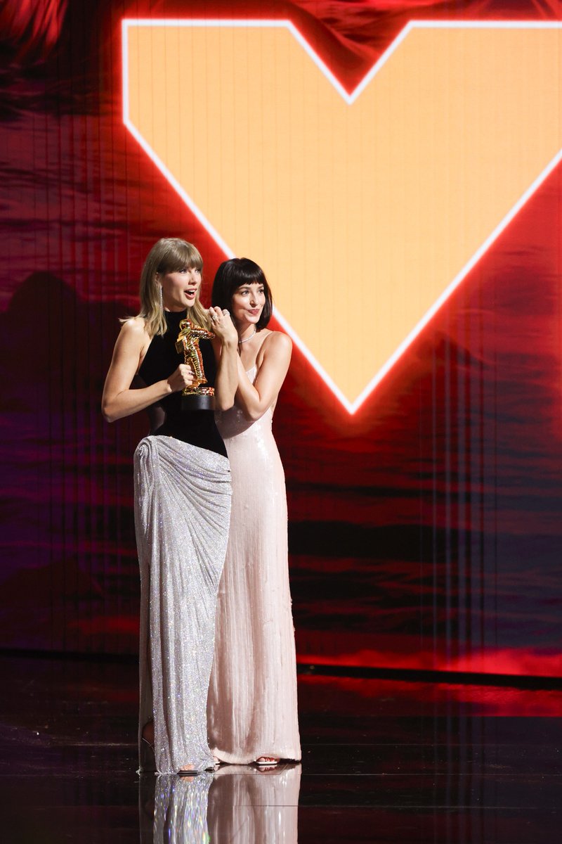 4k_taylorr's tweet photo. Taylor Swift and Dakota Johnson at the #VMAs https://t.co/Fme8KgNAs8