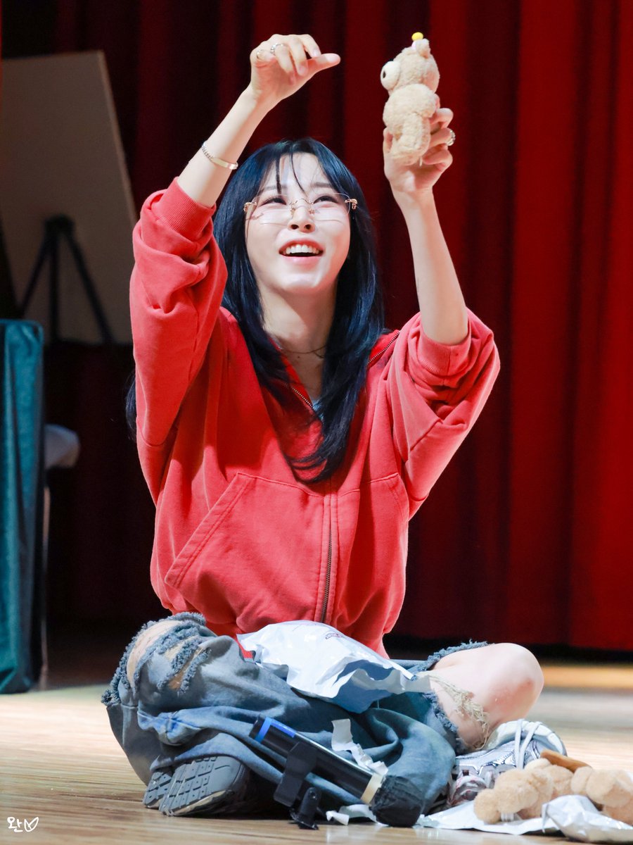 dhksrbsdk's tweet photo. 2026.04.25 문별 [REV] K-MONSTAR 팬싸 

#마마무 #MAMAMOO
#문별 #MoonByul #ムンビョル 
#玟星 #REV https://t.co/SRXN1LtOvu
