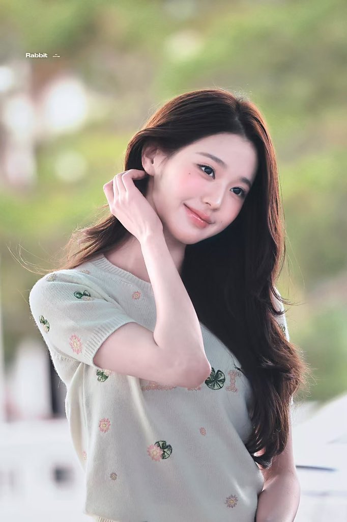 wr_uit's tweet photo. Wonyoung carries her unique aura to interpret the brand-new collection of Dior SS27.

WONYOUNG EN ROUTE
#ParisBoundWonyoung
#JANGWONYOUNG
#WONYOUNG
#DiorSS27 @Dior https://t.co/1sFFny9v1t