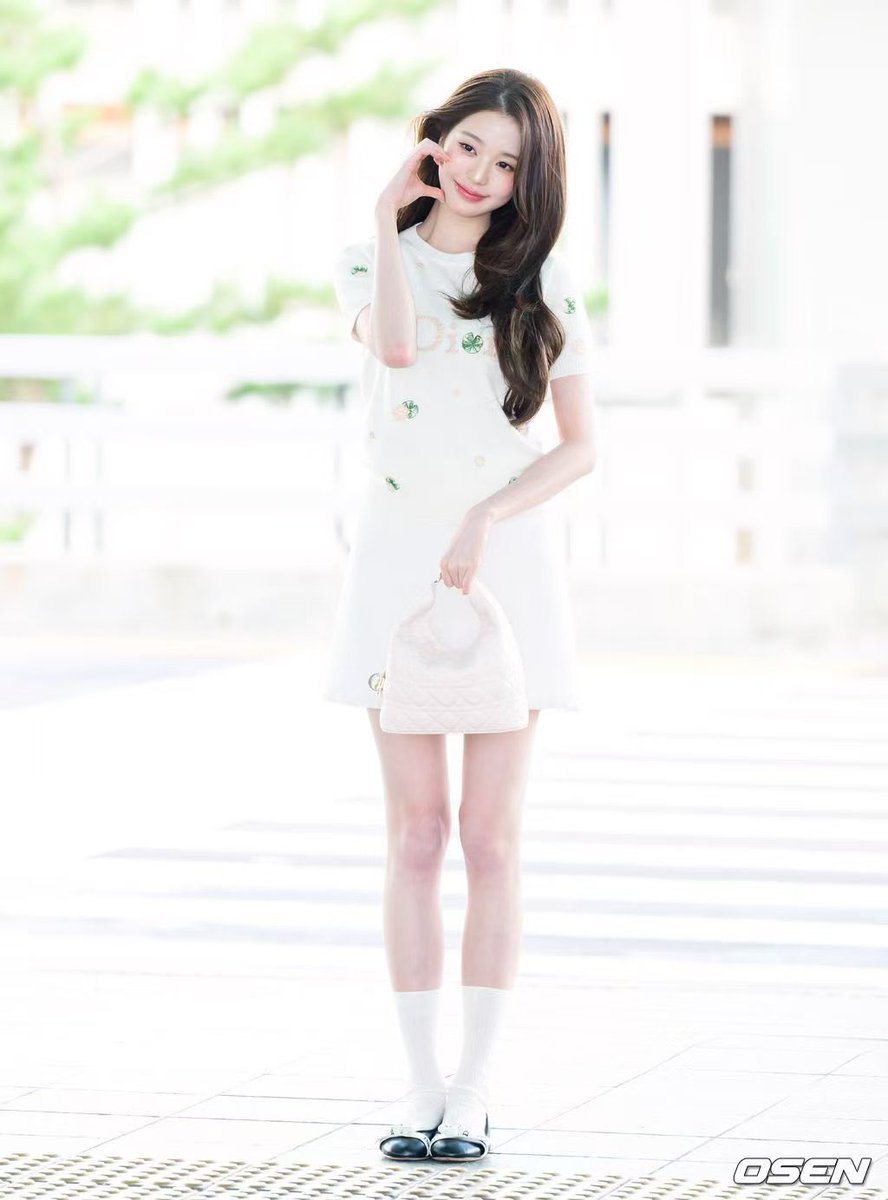 Eve070630's tweet photo. Wonyoung’s graceful gestures fully bring out the delicate and romantic design details hidden inside each Dior piece at fashion week

WONYOUNG EN ROUTE
#ParisBoundWonyoung
#JANGWONYOUNG
#WONYOUNG
#DiorSS27 @Dior https://t.co/RNl5RfBZIZ