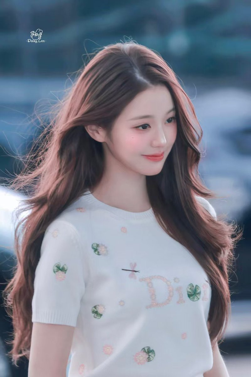 Eve070630's tweet photo. Wonyoung’s graceful gestures fully bring out the delicate and romantic design details hidden inside each Dior piece at fashion week

WONYOUNG EN ROUTE
#ParisBoundWonyoung
#JANGWONYOUNG
#WONYOUNG
#DiorSS27 @Dior https://t.co/RNl5RfBZIZ