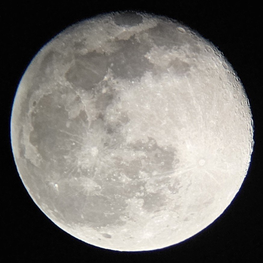 tchupa_ku's tweet photo. Boa noite estou desumilde com meu telescopio uranum atena2 nessa noite de lua cheia 95% https://t.co/H5NMU20WP0