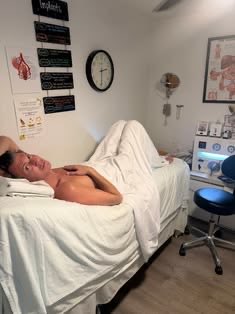s40944's tweet photo. If you need massage with happy ending hit me up if you tired 😴 and you got back pains hit me up for massage on telegram:@katrina2437 #meth #fun #massage https://t.co/BL4clzBAbP