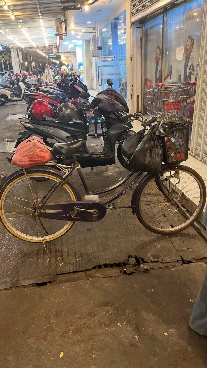 mamahmuda1_'s tweet photo. warga x mojokerto kalau ketemu bapak ini bantu larisin yaaa, kasian bgt dia jualan sampe malam🥹 naik sepeda juga, udah tua kasian banget, btw tadi dia disanrio yaaa￼ https://t.co/h0IB2NEx4p