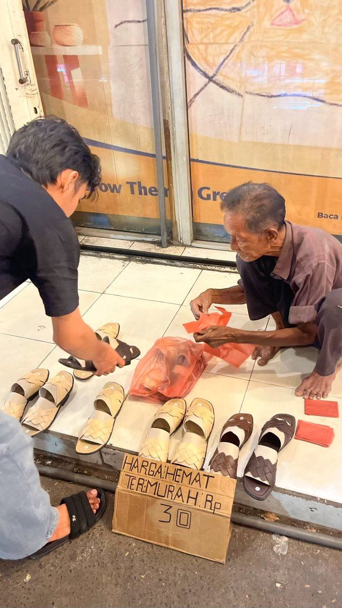 mamahmuda1_'s tweet photo. warga x mojokerto kalau ketemu bapak ini bantu larisin yaaa, kasian bgt dia jualan sampe malam🥹 naik sepeda juga, udah tua kasian banget, btw tadi dia disanrio yaaa￼ https://t.co/h0IB2NEx4p