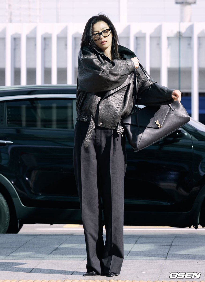 wonderpuiz's tweet photo. Saint Laurent วันนี้มีบินไป Paris Fashion Week มีจอนจีฮยอน โรเซ่ และแอนตันอะ ✈️ https://t.co/pnQn5vjZnz