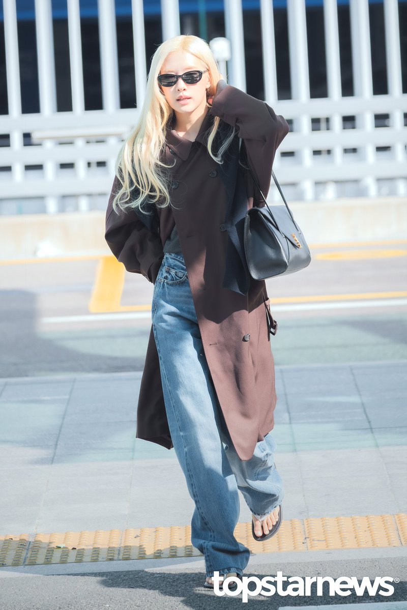 wonderpuiz's tweet photo. Saint Laurent วันนี้มีบินไป Paris Fashion Week มีจอนจีฮยอน โรเซ่ และแอนตันอะ ✈️ https://t.co/pnQn5vjZnz