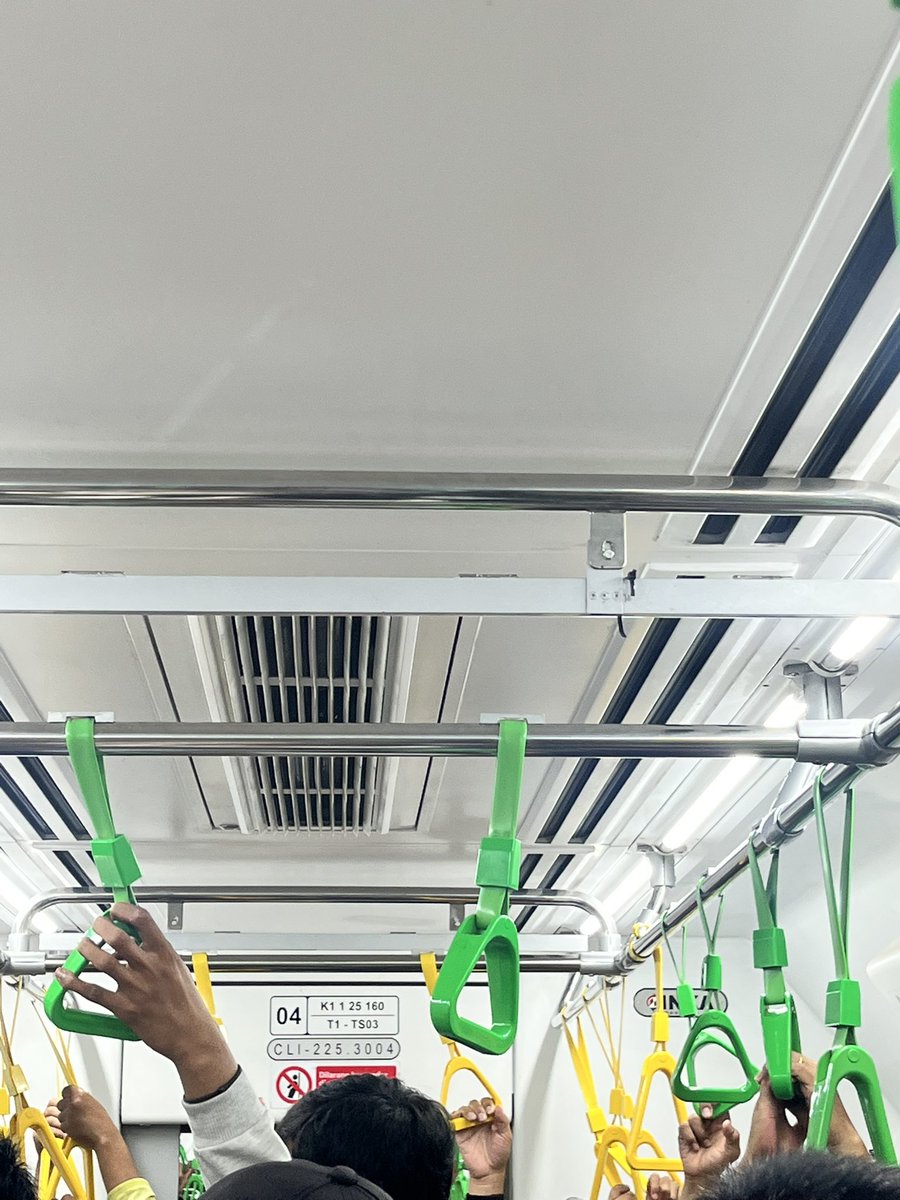 pedulijangan's tweet photo. @CommuterLine Delayed kelamaan berenti disetiap stasiun, udah mana datengnya delayed juga https://t.co/J4XBjOTxgh