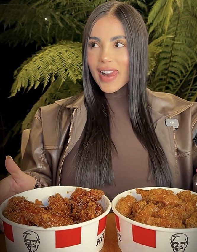 iconicooooo's tweet photo. Omg me dio hambre @kfccolombia 🤤 https://t.co/W6UB9zuZUa