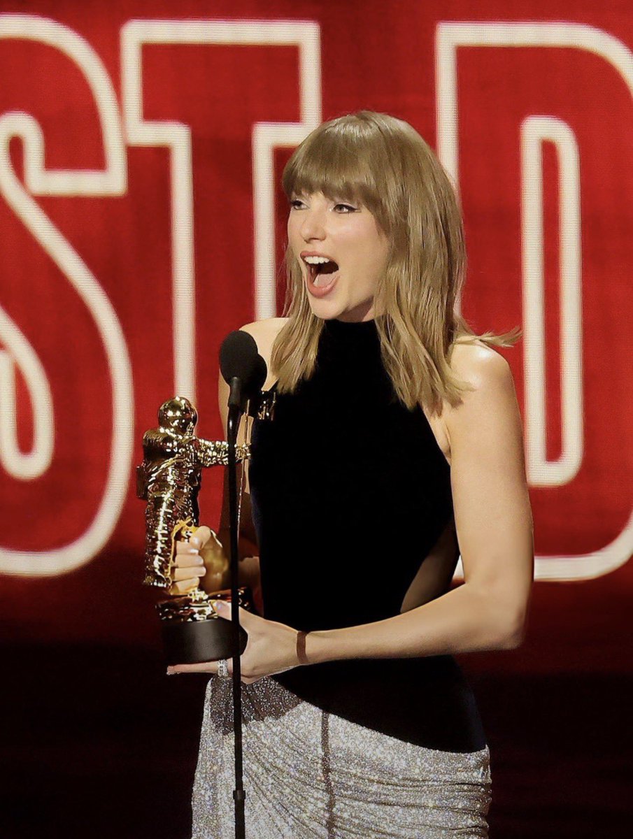 williamraleigh's tweet photo. Taylor Swift (@taylorswift13) accepting the "Artist Director Honor" at the #VMAs📷 ! She now holds the record of (31) most awarded artist in #VMAs📷 history! ❤️‍🔥 https://t.co/gNHvxWdk57