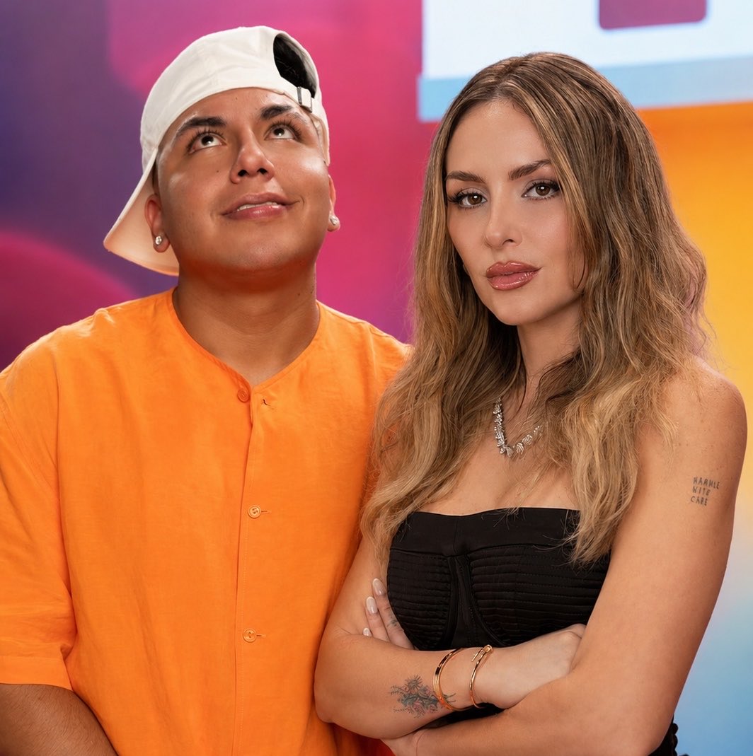 garoally's tweet photo. Comenta la frase “MELLIZOS EN LA FINAL” + “ESE NO SE VA” con las siguientes palabras aquí abajo. 🐶🤍🪩

#LaCasaDeLosFamososMx https://t.co/O7fghJ8DGf