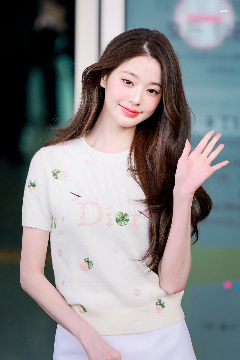 Qwonong's tweet photo. Dior's Paris Fashion Week moment belongs to Wonyoung.

WONYOUNG IN DIOR
#WonyoungxDiorSS27
#JANGWONYOUNG
#WONYOUNG
#DiorSS27 @Dior https://t.co/B8op0G49tf