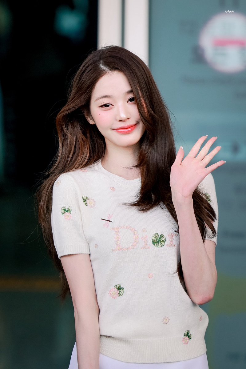 Qwonong's tweet photo. Dior's Paris Fashion Week moment belongs to Wonyoung.

WONYOUNG IN DIOR
#WonyoungxDiorSS27
#JANGWONYOUNG
#WONYOUNG
#DiorSS27 @Dior https://t.co/B8op0G49tf