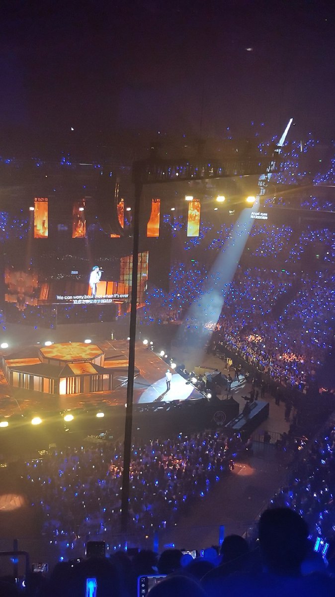Mi00Ir8777's tweet photo. The crowd’s roar was so loud, it felt like it could 撼矩 even the stone pillars of the square, the singer tore through the old set list like a wild force, no rules could hold back the raw thrill here. https://t.co/43F33TsbLZ