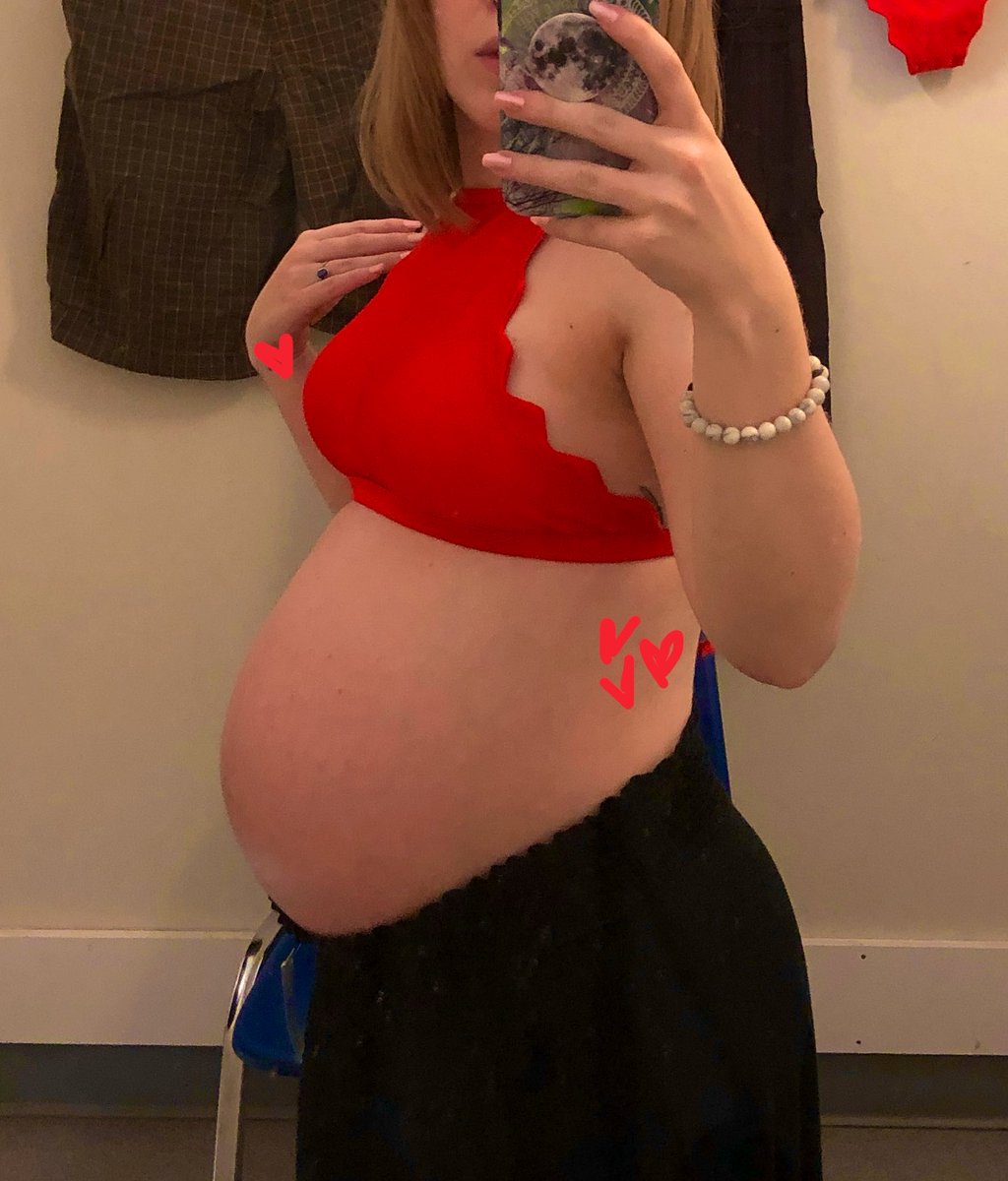 PeachieInHeat's tweet photo. Found this old photo from the 6 month mark during my first pregnancy. Fuck I miss the bump. 🤰🏼 🐰 https://t.co/dPzacQvMmK