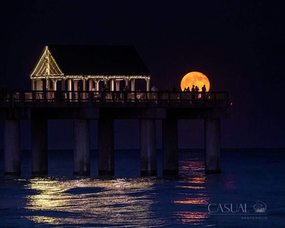LiamKennyWPDE's tweet photo. Tonight’s moonrise was another beautiful one! Love these shots Casual Photoholic captured from the Surfside Pier. 🏖️🌕😎 #fullmoon #moonlight #surfsidebeach https://t.co/TDNzDxHl0C