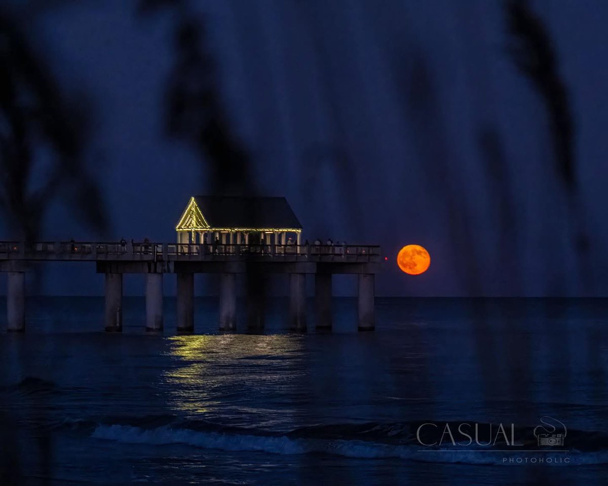 LiamKennyWPDE's tweet photo. Tonight’s moonrise was another beautiful one! Love these shots Casual Photoholic captured from the Surfside Pier. 🏖️🌕😎 #fullmoon #moonlight #surfsidebeach https://t.co/TDNzDxHl0C