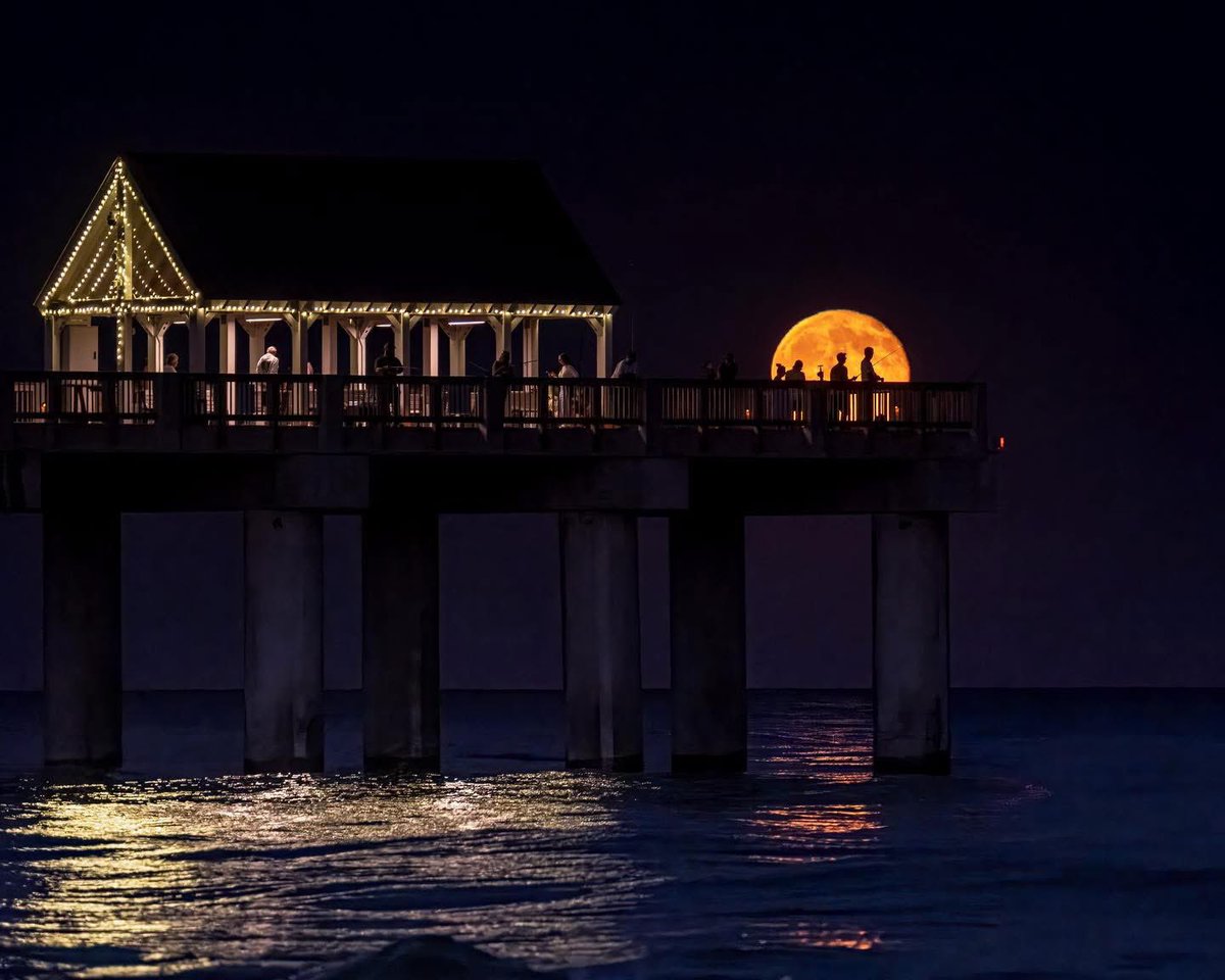 LiamKennyWPDE's tweet photo. Tonight’s moonrise was another beautiful one! Love these shots Casual Photoholic captured from the Surfside Pier. 🏖️🌕😎 #fullmoon #moonlight #surfsidebeach https://t.co/TDNzDxHl0C