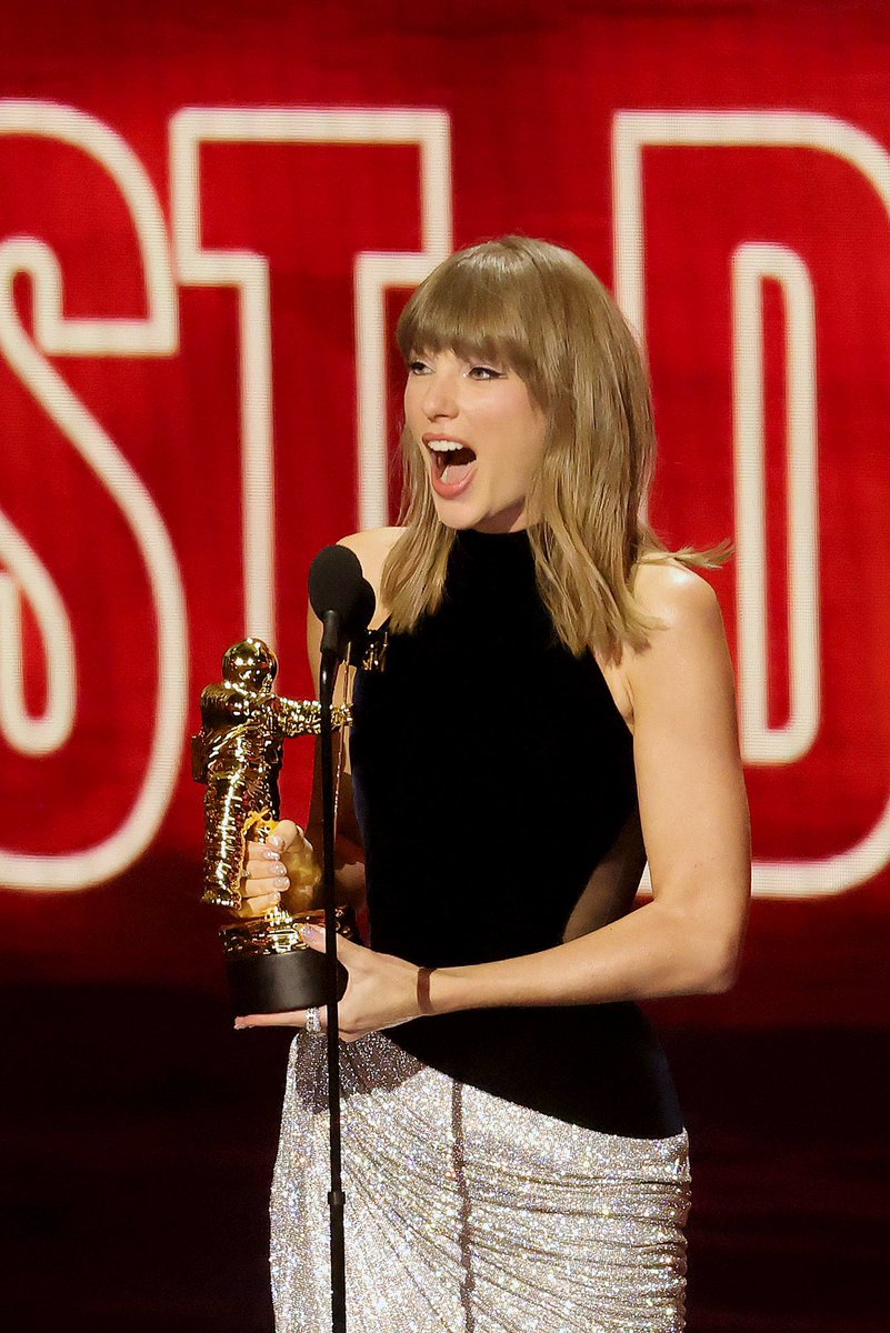 PopCrave's tweet photo. Taylor Swift accepting the Artist Director Honors at the #VMAs. 

🎥: Getty https://t.co/qmoki8KlfA