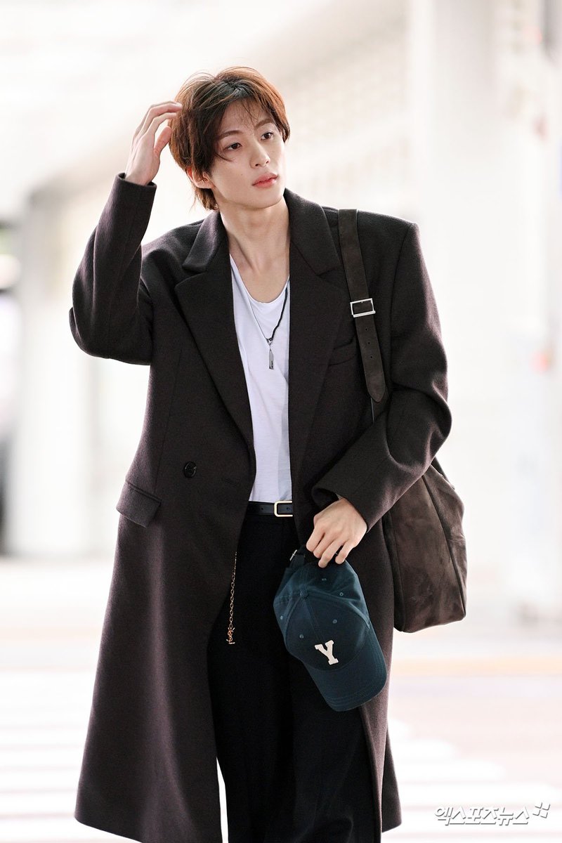 tokiruno's tweet photo. เข้าใจในประโยค ‘สุภาพบุรุษแห่ง Saint Laurent’ มากอะ

ANTON TO SAINT LAURENT PFW #ANTONxSaintLaurentSS27 #ANTONxSaintLaurent #생로랑앤톤 @YSL https://t.co/6CbPqFJdu5