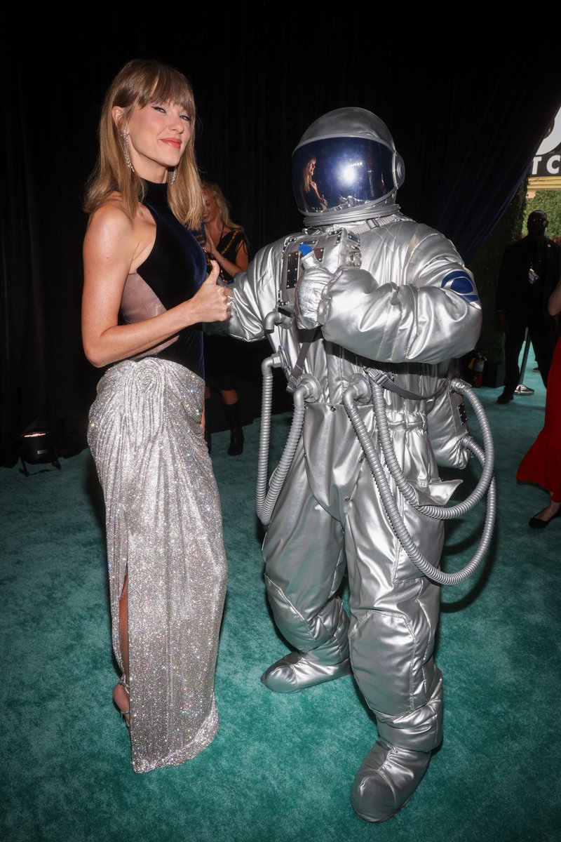 4k_taylorr's tweet photo. Taylor Swift and Moon Person at The 2026 MTV #VMAs https://t.co/wFlXl1BzBV