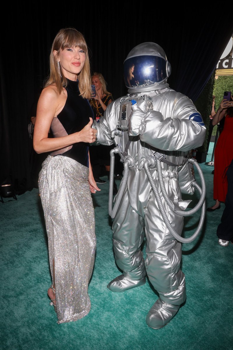 4k_taylorr's tweet photo. Taylor Swift and Moon Person at The 2026 MTV #VMAs https://t.co/wFlXl1BzBV