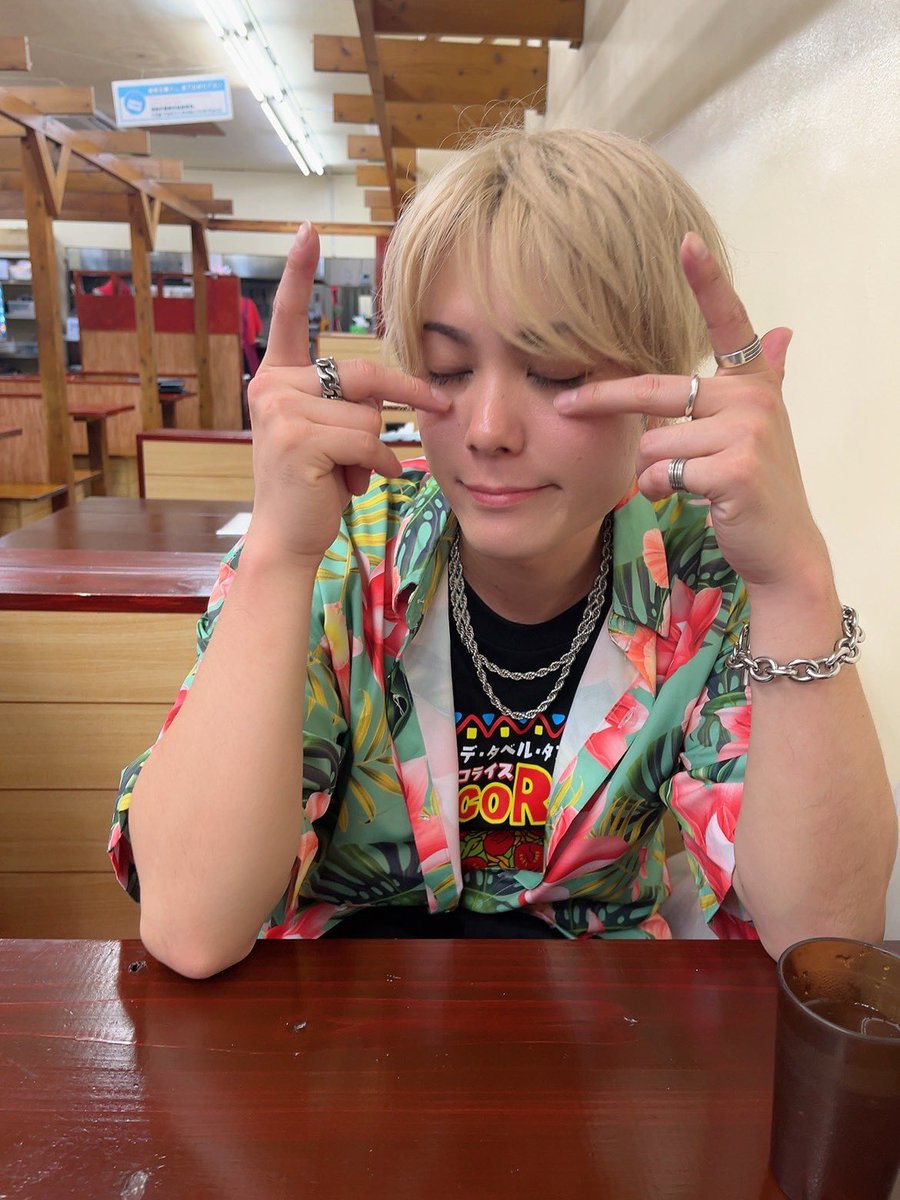 BINbaguuu's tweet photo. 沖縄ライブありがとうございました🫶
遠方でも一緒に入れるのは
とても幸せであり感謝の一言です❗️
本当にありがとうございました‼️ https://t.co/XbvWJyO4ZO