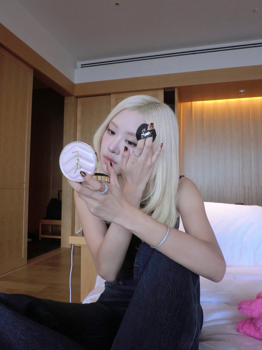 jmjunvrse's tweet photo. Nungguin si cantik lagi make up sampe ketiduran https://t.co/Cm6PYY3pxv