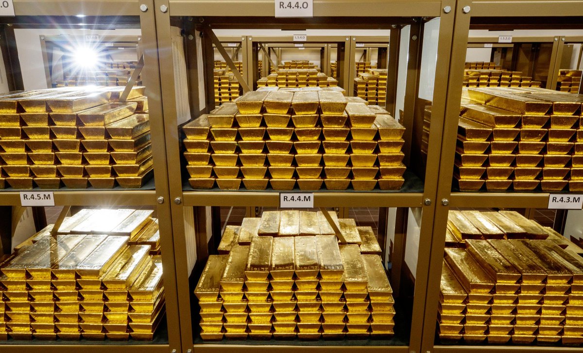 JohnSmith72dro's tweet photo. 一般投資人在買黃金，央行也沒有停止關注黃金儲備。
世界黃金協會資料顯示，2026 年 7 月全球央行淨買入約 23 噸；中國人民銀行 8 月也公布購金 20 噸。
央行持續增加黃金，你怎麼看？

#央行 #黃金儲備 #黃金 #資產配置 https://t.co/hE1KOPhtPy