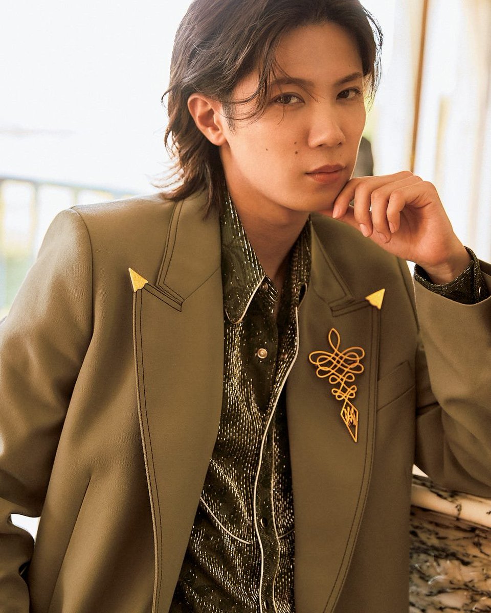 ellejapan's tweet photo. 【本日発売】#Number_i #神宮寺勇太 が2度目のソロカバーを飾った『エル・ジャポン』11月号特別版が発売中📚　ファッションや音楽、グループ活動について語った本誌未公開インタビューも必見！
@number_i_offic 

▼記事はこちら
https://t.co/kecXIskcM2 https://t.co/V6yjYCMSf0
