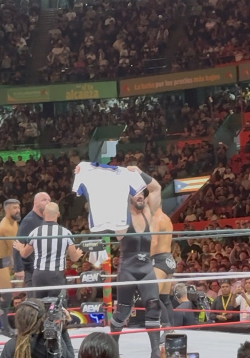 YourWarriorMata's tweet photo. Ese momento en AEW Grand Slam, es el momento por el cual fue the best bastard. Rest Easy, PAC. 🕊️ https://t.co/RpVVLvB512