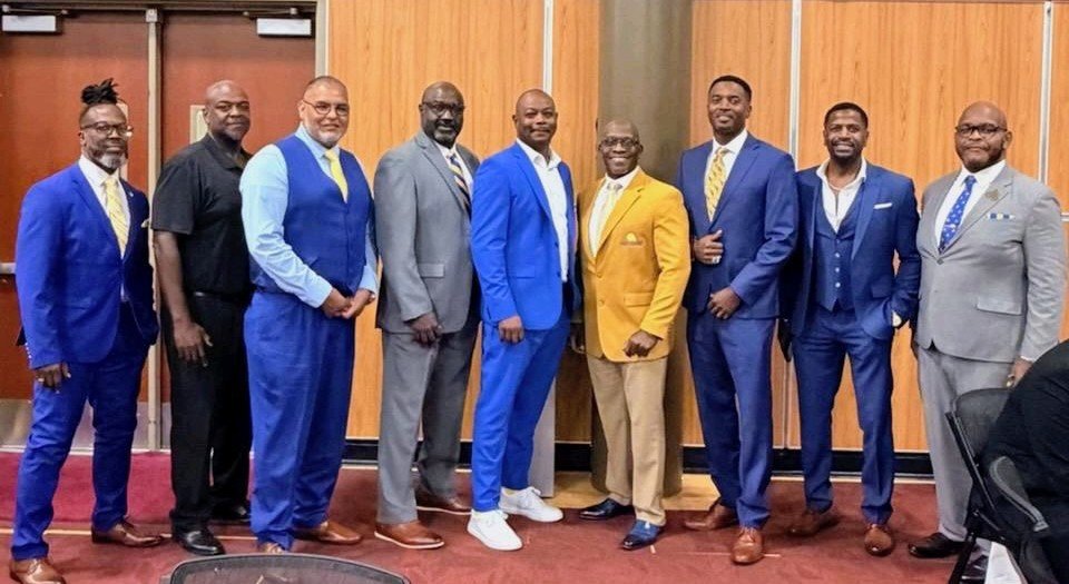 iamMauriceJ's tweet photo. Hamp Smith's Boyz💪🏾
Supporting ASU HOF'er Edward "E.T." Taylor
SIAC Football Champs: 1993, 1994, 1995, 1996, 1997
Big brothers and friends for life🐏💙💛
#RamPower #AlbanyStateUniversity #HOF https://t.co/D0vZ9078U2
