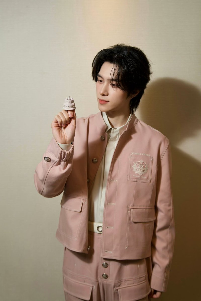 289film's tweet photo. 📸 #hendery studio weibo update!!

Wishing HENDERY a very happy birthday!

#HAPPYHENDERYDAY https://t.co/UB1YDmPbCf