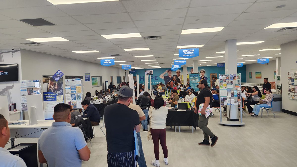 ConsulmexINI's tweet photo. Gracias  #GoodwillCommunityCenter por ayudarnos a hacer posible esta jornada. 🤝

Nuestro compromiso es seguir llevando los servicios del Consulado hasta donde está nuestra comunidad y brindar una atención cercana.🇲🇽

#ConsuladoCercaDeTi #ProtecciónConsular #MéxicoEnKentucky https://t.co/1smbe28FPX