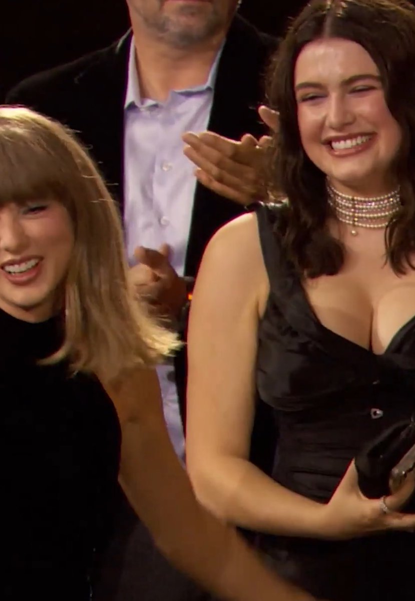 alliecatkay's tweet photo. taylor swift won a brand new award at the VMAS and the first person she hugged was ella bright!! wow!! https://t.co/hAN9Z8RWl0