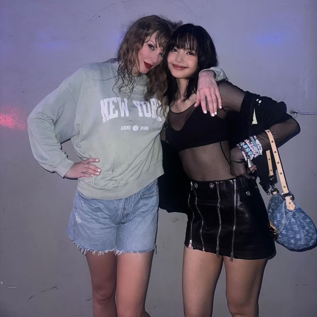 dannysthilld's tweet photo. Vergonhoso e desrespeitoso o que alguns fãs da Taylor Swift e Ariana Grande estão fazendo com a Lisa.Tanto Taylor como Ariana nunca ia concordar com essa atitude,minhas 3 ídolas se respeitam e se apoiam,parem de criar rivalidade
#VMA #VMAs #VMA2026 #VMAs2026

#DomingoDetremuraSDV https://t.co/SY0bk6XWWu