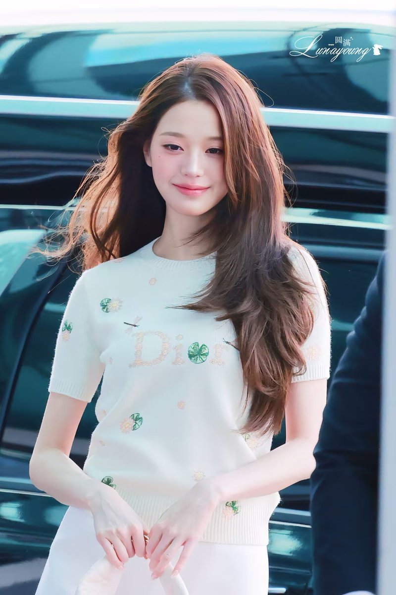 elevenVick's tweet photo. Dior and Wonyoung create moments that fashion history will preserve.

WONYOUNG EN ROUTE
#ParisBoundWonyoung
#JANGWONYOUNG
#WONYOUNG
#DiorSS27 @Dior https://t.co/Cuxv4gFI4w
